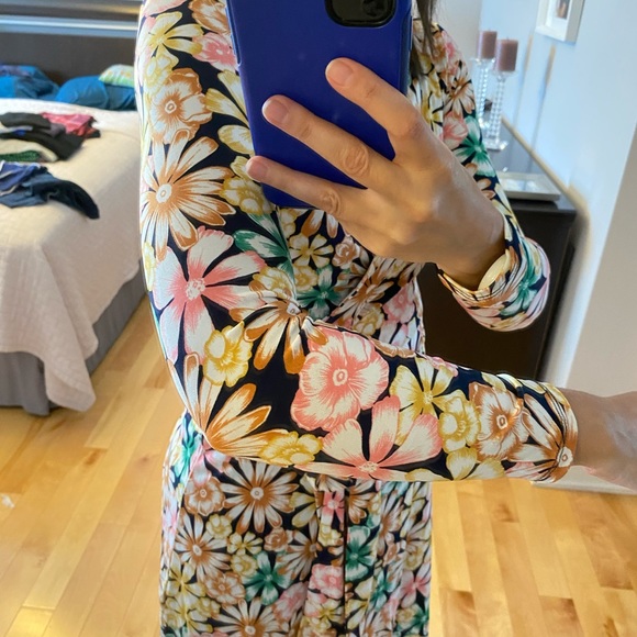 Stunning stretch wraparound flower dress - Picture 2 of 4